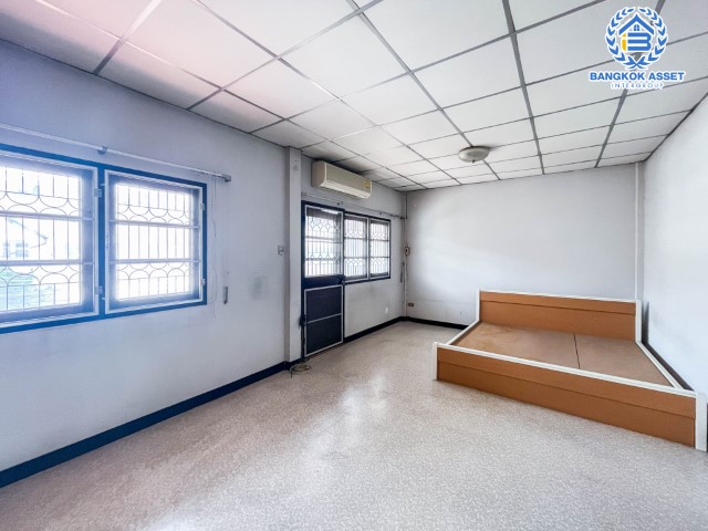 *****ทาวน์เฮ้าส์มือสอง ม.ซื่อตรง รัตนาธิเบศร์ เนื้อที่กว้าง 31 ตร.ว. ฟังก์ชัน 2 ห้องนอน 2 ห้องน้ำ 1 ที่จอดรถ ภายในสภาพเยี่ยม ตั้งบนทำเลเดินทางสะดวก เข้า-ออกได้ทั้ง ถนนราชพฤกษ์ ถนนติวานนท์ ใกล้เซ็นทรัลรัตนาธิเบศร์ เชื่อมต่อโครงการรถไฟฟ้าสายสีม่วง "สถานีไทรม้า" และทางด่วน "งามวงศ์วาน"